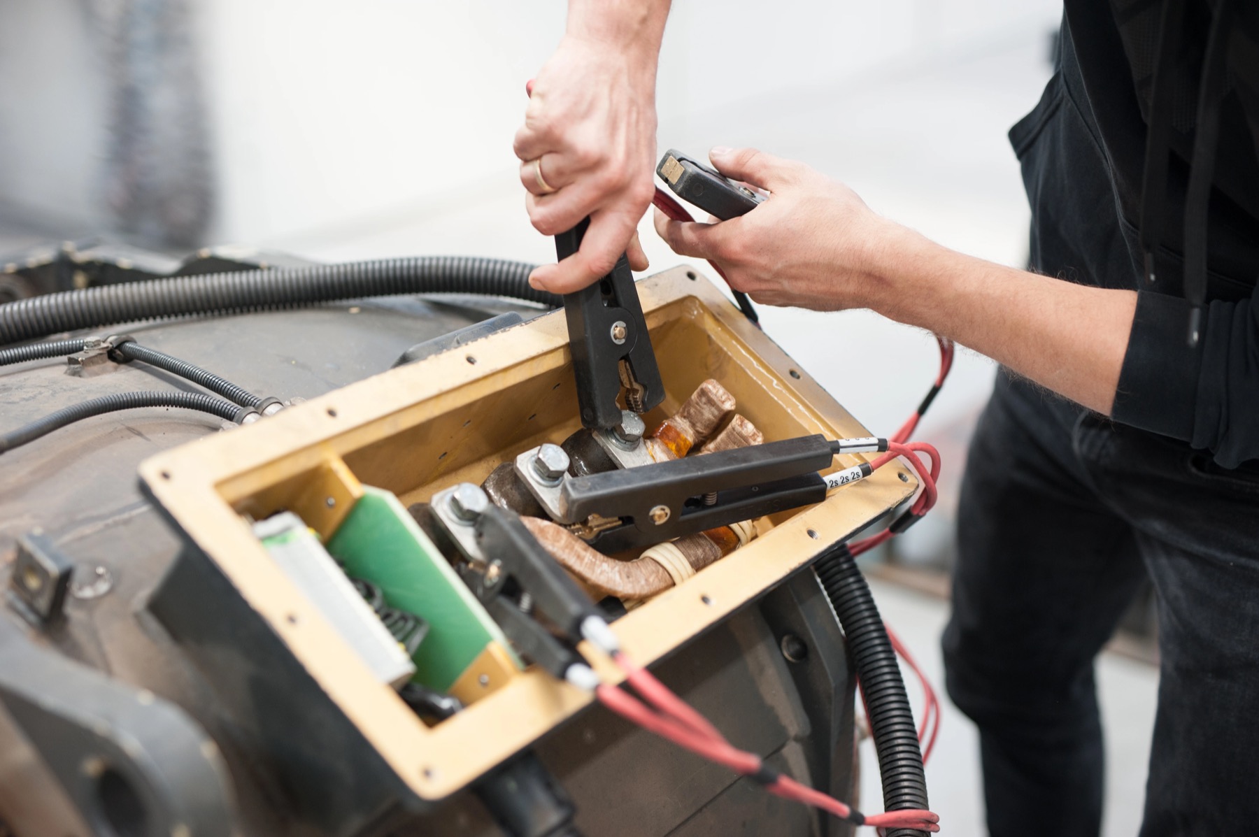 Pomiar parametrów elektrycznych silnika za pomocą miernika wykonywany u Klienta przez serwis Zakładu Elektromechanicznego ELREM Sp. z o.o.