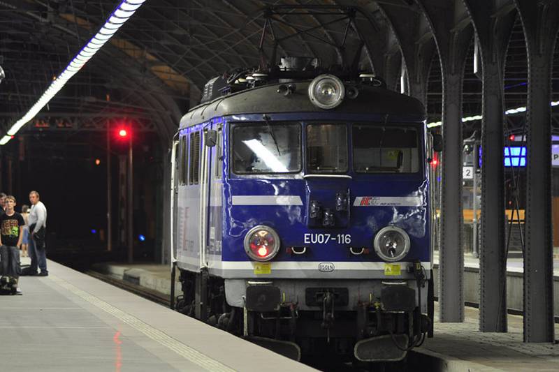 Lokomotywa elektryczna serii EU07 na stacji kolejowej